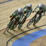 Los ciclistas alemanes regalan manillares de persecución al equipo de atletismo de Nigeria