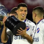 Luis Suárez (izquierda) anotó un par de goles y su club se coronó campeón de Uruguay