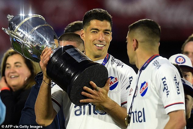 Luis Suárez (izquierda) anotó un par de goles y su club se coronó campeón de Uruguay