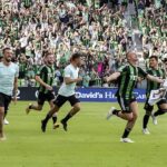 Los jugadores del Austin FC celebran la victoria en la tanda de tiros penales en los playoffs de la MLS contra el Real Salt Lake