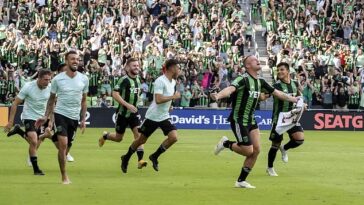 Los jugadores del Austin FC celebran la victoria en la tanda de tiros penales en los playoffs de la MLS contra el Real Salt Lake