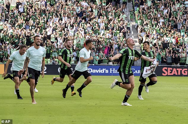 Los jugadores del Austin FC celebran la victoria en la tanda de tiros penales en los playoffs de la MLS contra el Real Salt Lake