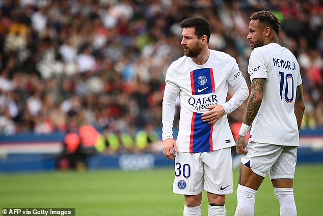 Lionel Messi (izquierda) asistió a Neymar Jr (derecha) para el tercer gol del PSG durante su victoria 4-3 contra Troyes