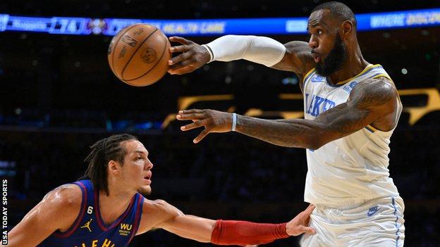 LeBron James pasa el balón durante la victoria de los LA Lakers sobre los Denver Nuggets