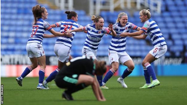 Los jugadores del Reading celebran el gol ante el Leicester