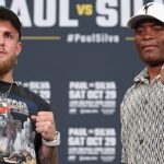 Oscar De La Hoya cree que Jake Paul (L) noqueará al veterano Anderson Silva (R)