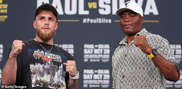 Oscar De La Hoya cree que Jake Paul (L) noqueará al veterano Anderson Silva (R)