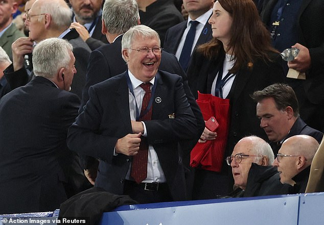 Sir Alex Fergusonis fotografiado en la victoria por 3-2 del Manchester United en el Everton el domingo por la noche