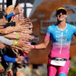 ST GEORGE, UTAH - 28 DE OCTUBRE: Emma Pallant-Browne de Gran Bretaña celebra cuando termina en tercer lugar durante el Campeonato Mundial IRONMAN 70.3 el 28 de octubre de 2022 en St George, Utah.  (Foto de Patrick McDermott/Getty Images para IRONMAN)