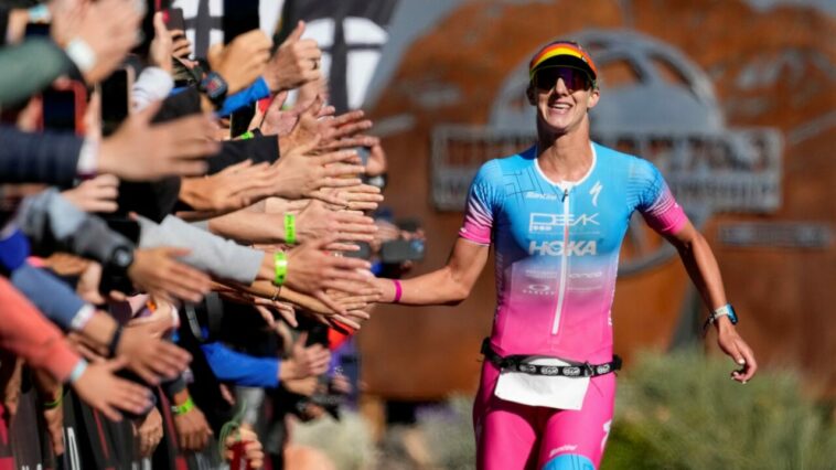 ST GEORGE, UTAH - 28 DE OCTUBRE: Emma Pallant-Browne de Gran Bretaña celebra cuando termina en tercer lugar durante el Campeonato Mundial IRONMAN 70.3 el 28 de octubre de 2022 en St George, Utah.  (Foto de Patrick McDermott/Getty Images para IRONMAN)