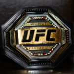 UNIVERSAL CITY, CALIFORNIA - 8 DE JULIO: El cinturón de campeonato de UFC de Henry Cejudo se exhibe en