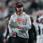 CINCINNATI, OHIO - 29 DE SEPTIEMBRE: El entrenador en jefe Zac Taylor de los Cincinnati Bengals cruza el campo en el primer cuarto contra los Miami Dolphins en el Paycor Stadium el 29 de septiembre de 2022 en Cincinnati, Ohio.  (Foto de Dylan Buell/Getty Images)