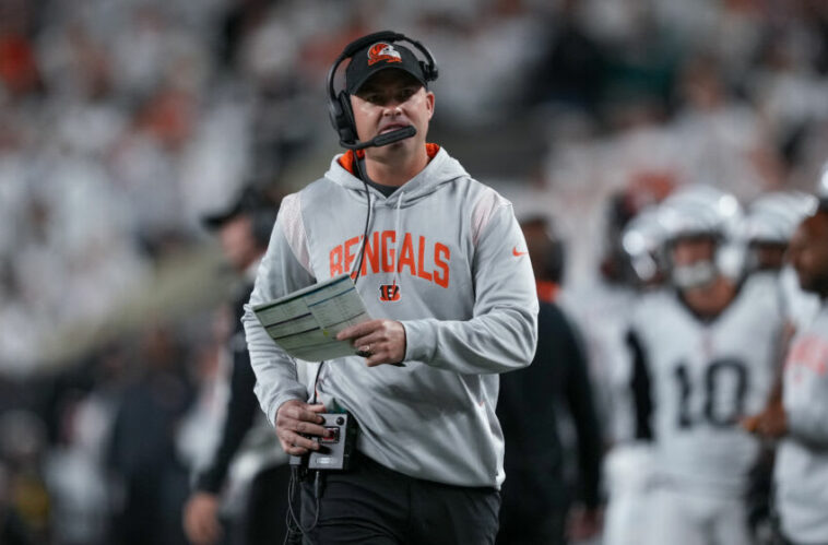 CINCINNATI, OHIO - 29 DE SEPTIEMBRE: El entrenador en jefe Zac Taylor de los Cincinnati Bengals cruza el campo en el primer cuarto contra los Miami Dolphins en el Paycor Stadium el 29 de septiembre de 2022 en Cincinnati, Ohio.  (Foto de Dylan Buell/Getty Images)