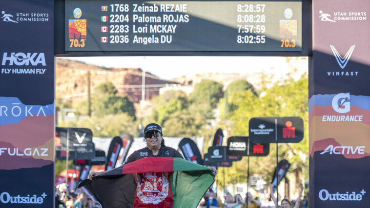 La afgana Zeinab Rezaie se convirtió este viernes en St George en la primera mujer de su país en completar el Campeonato del Mundo IRONMAN 70.3.