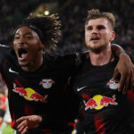 Timo Werner celebra con Mohamed Simakan