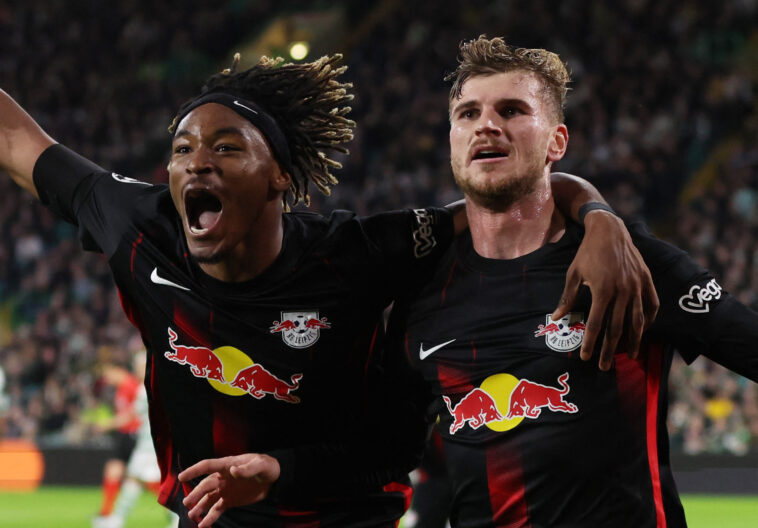 Timo Werner celebra con Mohamed Simakan