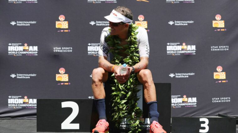 Braden Currie, tercer clasificado, se sienta en el podio en St George, crédito de la foto IRONMAN