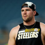 MIAMI GARDENS, FLORIDA - 23 DE OCTUBRE: TJ Watt #90 de los Pittsburgh Steelers mira antes de un partido contra los Miami Dolphins en el Hard Rock Stadium el 23 de octubre de 2022 en Miami Gardens, Florida.  (Foto de Megan Briggs/Getty Images)