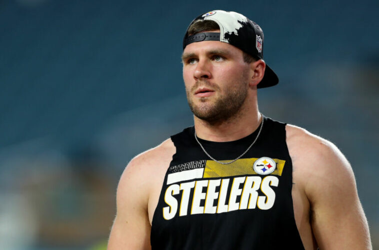 MIAMI GARDENS, FLORIDA - 23 DE OCTUBRE: TJ Watt #90 de los Pittsburgh Steelers mira antes de un partido contra los Miami Dolphins en el Hard Rock Stadium el 23 de octubre de 2022 en Miami Gardens, Florida.  (Foto de Megan Briggs/Getty Images)