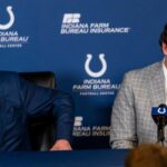 Jim Irsay, propietario, y el nuevo entrenador en jefe interino Jeff Saturday se ríen el lunes 7 de noviembre de 2022 durante una conferencia de prensa en la sede de los Colts en Indianápolis.