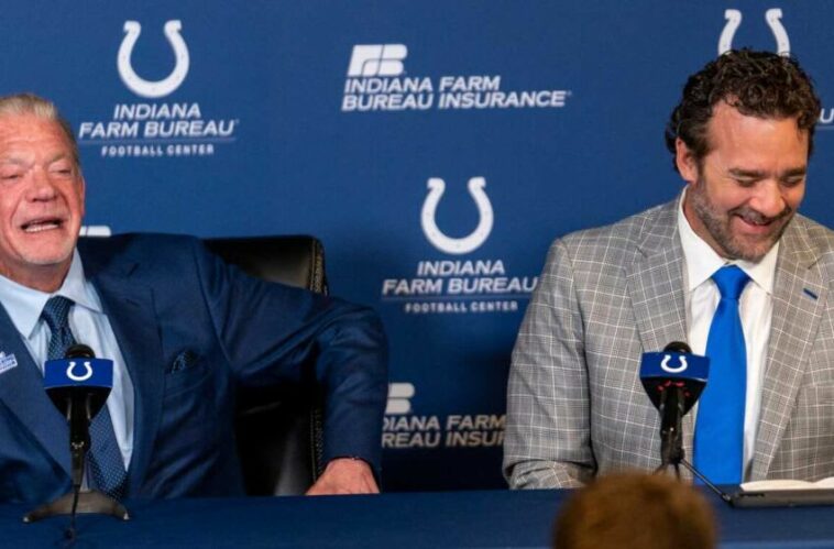 Jim Irsay, propietario, y el nuevo entrenador en jefe interino Jeff Saturday se ríen el lunes 7 de noviembre de 2022 durante una conferencia de prensa en la sede de los Colts en Indianápolis.