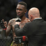 2 de julio de 2022;  Las Vegas, Nevada, Estados Unidos;  Israel Adesanya (guantes rojos) reacciona después de derrotar a Jared Cannonier (guantes azules) durante UFC 276 en T-Mobile Arena.  Crédito obligatorio: Stephen R. Sylvanie-USA TODAY Sports