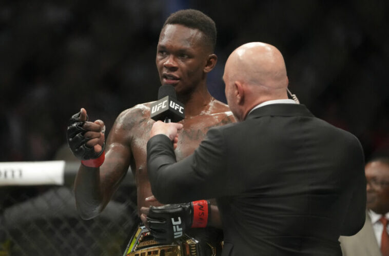 2 de julio de 2022;  Las Vegas, Nevada, Estados Unidos;  Israel Adesanya (guantes rojos) reacciona después de derrotar a Jared Cannonier (guantes azules) durante UFC 276 en T-Mobile Arena.  Crédito obligatorio: Stephen R. Sylvanie-USA TODAY Sports