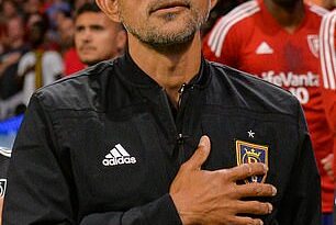 Para que Estados Unidos tenga alguna posibilidad de avanzar a la fase de grupos de la Copa del Mundo de este mes en Qatar, los estadounidenses deben vencer a Gales en el partido inaugural del lunes, dice el entrenador en jefe del Real Salt Lake, Pablo Mastroeni (en la foto), ex mediocampista defensivo de la USMNT.