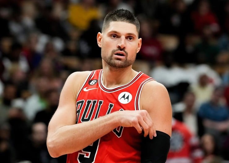 WATCH: Bulls center Nikola Vucevic flips off fan after called for travel