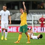 Cameron Devlin se dirige a Qatar para la Copa del Mundo después de haber sido seleccionado en el equipo de 26 hombres de Socceroos (en la foto, en su debut en septiembre)