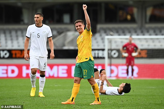 Cameron Devlin se dirige a Qatar para la Copa del Mundo después de haber sido seleccionado en el equipo de 26 hombres de Socceroos (en la foto, en su debut en septiembre)