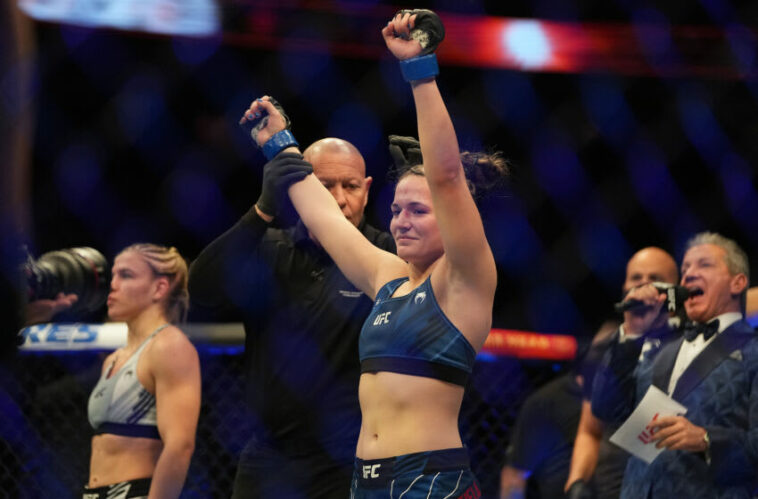11 de diciembre de 2021;  Las Vegas, Nevada, Estados Unidos;  Erin Blanchfield es declarada ganadora por decisión unánime contra Miranda Maverick durante UFC 269 en T-Mobile Arena.  Crédito obligatorio: Stephen R. Sylvanie-USA TODAY Sports