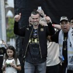 Gareth Bale recibió una bienvenida de héroe durante el desfile de celebración de LAFC el domingo (arriba)