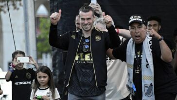 Gareth Bale recibió una bienvenida de héroe durante el desfile de celebración de LAFC el domingo (arriba)