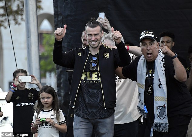 Gareth Bale recibió una bienvenida de héroe durante el desfile de celebración de LAFC el domingo (arriba)