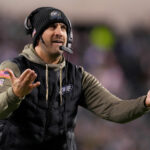 FILADELFIA, PENNSYLVANIA - 14 DE NOVIEMBRE: El entrenador en jefe Nick Sirianni de los Philadelphia Eagles reacciona contra los Washington Commanders durante el segundo cuarto del juego en Lincoln Financial Field el 14 de noviembre de 2022 en Filadelfia, Pensilvania.  (Foto de Mitchell Leff/Getty Images)