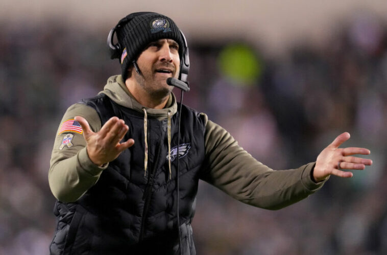 FILADELFIA, PENNSYLVANIA - 14 DE NOVIEMBRE: El entrenador en jefe Nick Sirianni de los Philadelphia Eagles reacciona contra los Washington Commanders durante el segundo cuarto del juego en Lincoln Financial Field el 14 de noviembre de 2022 en Filadelfia, Pensilvania.  (Foto de Mitchell Leff/Getty Images)