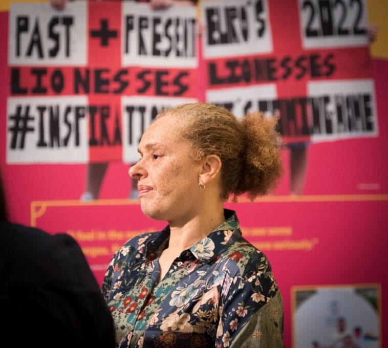 Kerry Davis en el Museo Nacional del Fútbol)