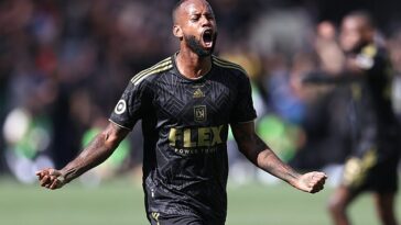 Kellyn Acosta abrió el marcador para LAFC con un tiro libre fuertemente desviado en la primera mitad