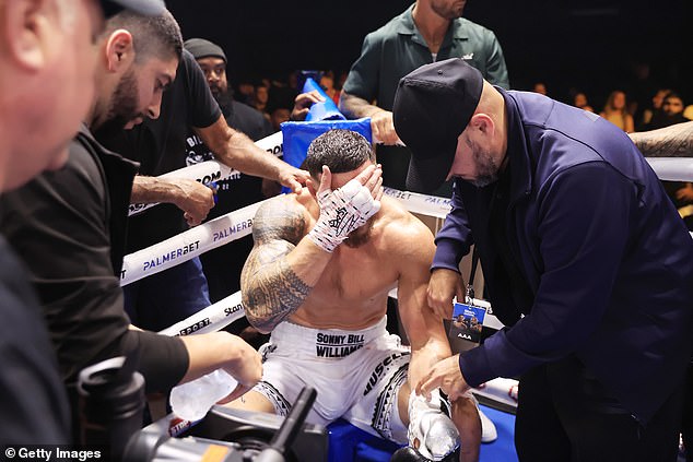 Sonny Bill-Williams se lleva la mano a la cara después de una sorprendente derrota ante Mark Hunt el sábado por la noche: fue la primera derrota de su carrera en el boxeo después de 10 peleas.