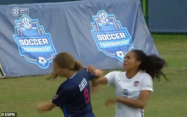 Estalló una pelea salvaje durante el partido de fútbol femenino de Ole Miss y LSU el domingo