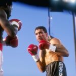 La leyenda del boxeo Jeff Fenech (en la foto durante la controvertida pelea en 1991) recibió un cuarto título mundial 31 años después de sufrir el peor robo en la historia del boxeo australiano, pero no todos los fanáticos de las peleas están contentos con eso.