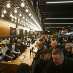 Aficionados beben en el estadio Tottenham Hotspur