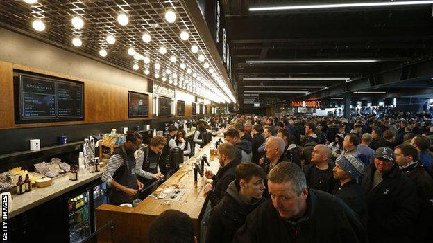 Aficionados beben en el estadio Tottenham Hotspur