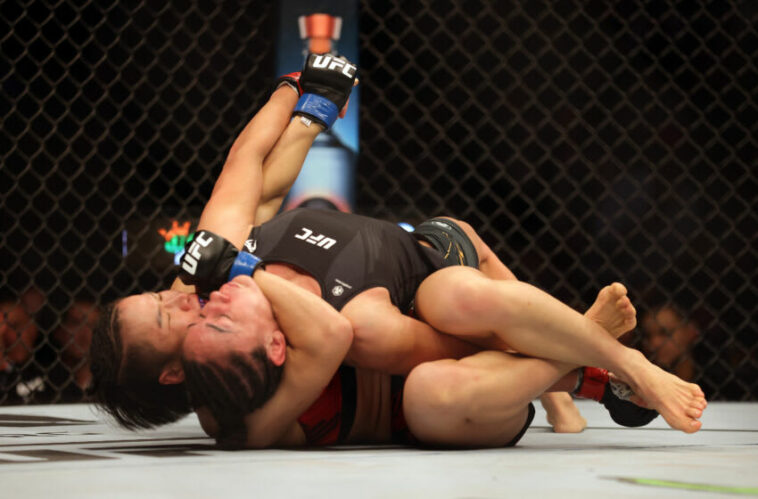 NUEVA YORK, NUEVA YORK - 12 DE NOVIEMBRE: Weili Zhang lucha contra Carla Esparza durante su pelea femenina de peso paja UFC 281 en el Madison Square Garden el 12 de noviembre de 2022 en la ciudad de Nueva York.  (Foto de Jamie Squire/Getty Images)
