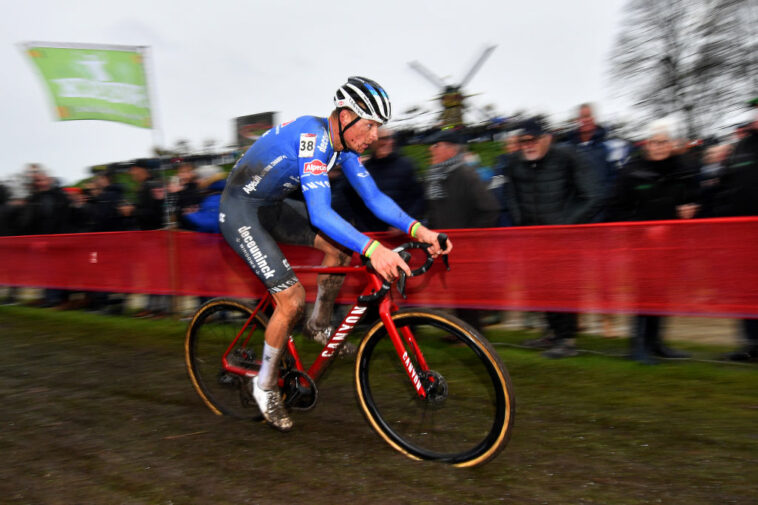 Mathieu van der Poel vuelve a ganar el ciclocross en la Copa del Mundo de Hulst