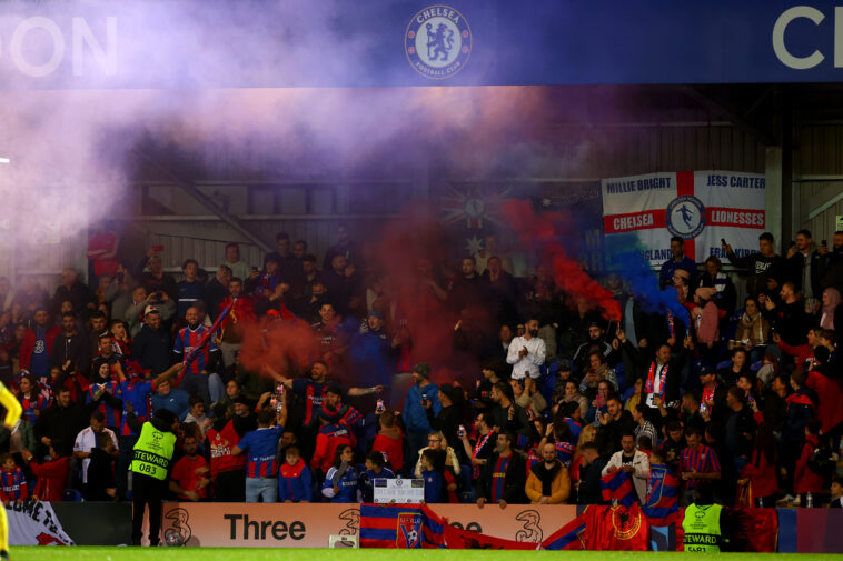 Los aficionados del Vllaznia albanés crearon un ambiente estridente cuando su equipo se enfrentó al Chelsea en Kingsmeadow en octubre.