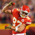 6 de noviembre de 2022;  Kansas City, Misuri, Estados Unidos;  El ala cerrada de los Kansas City Chiefs, Travis Kelce (87), celebra después de un primer intento contra los Tennessee Titans durante la primera mitad en el GEHA Field en el Arrowhead Stadium.  Crédito obligatorio: Jay Biggerstaff-USA TODAY Sports