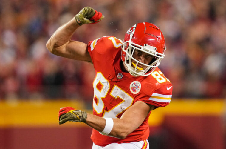 6 de noviembre de 2022;  Kansas City, Misuri, Estados Unidos;  El ala cerrada de los Kansas City Chiefs, Travis Kelce (87), celebra después de un primer intento contra los Tennessee Titans durante la primera mitad en el GEHA Field en el Arrowhead Stadium.  Crédito obligatorio: Jay Biggerstaff-USA TODAY Sports