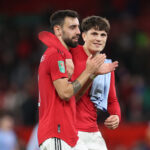 Bruno Fernandes con Alejandro Garnacho tras la victoria del United